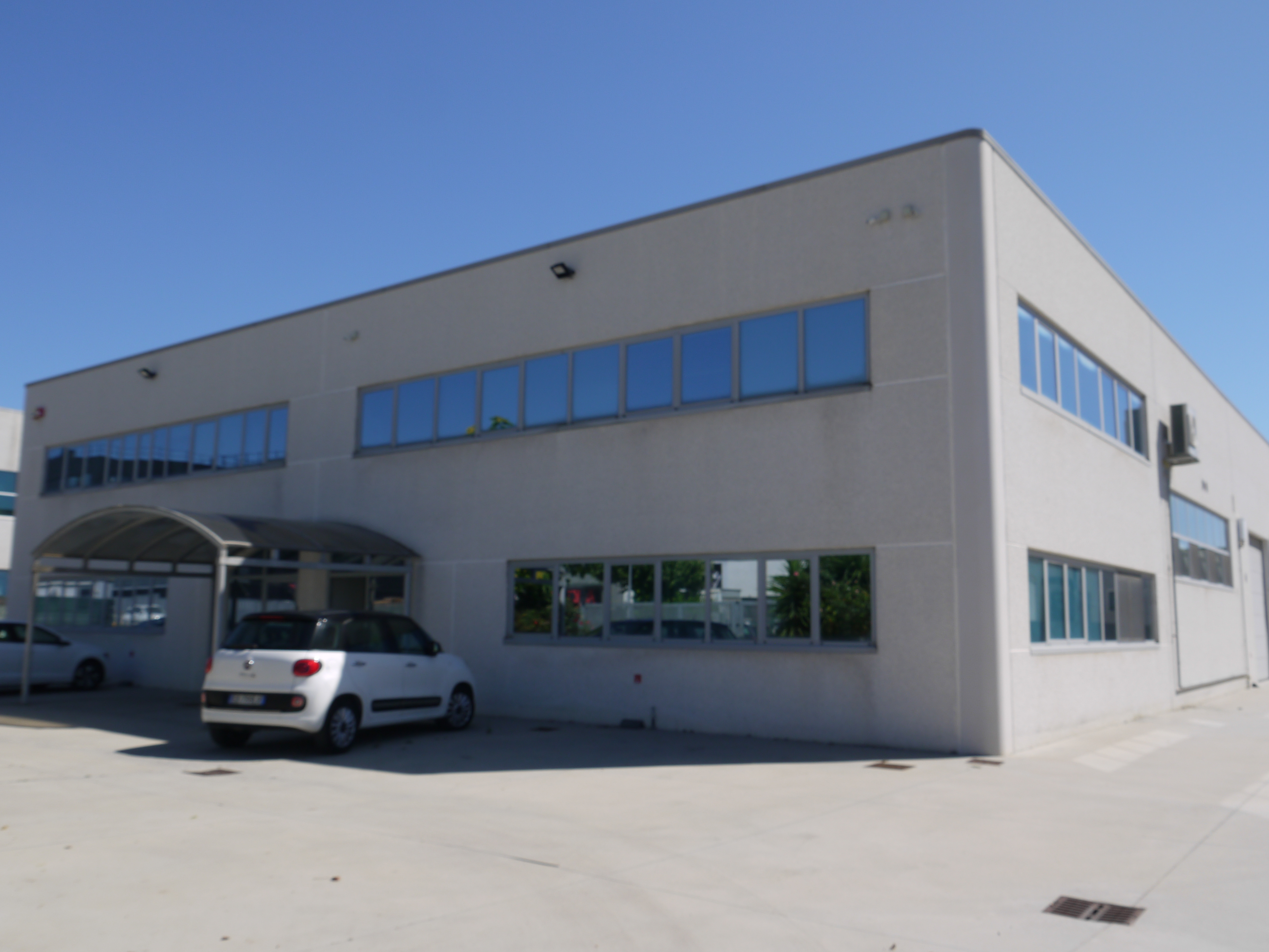 Cancello e insegna